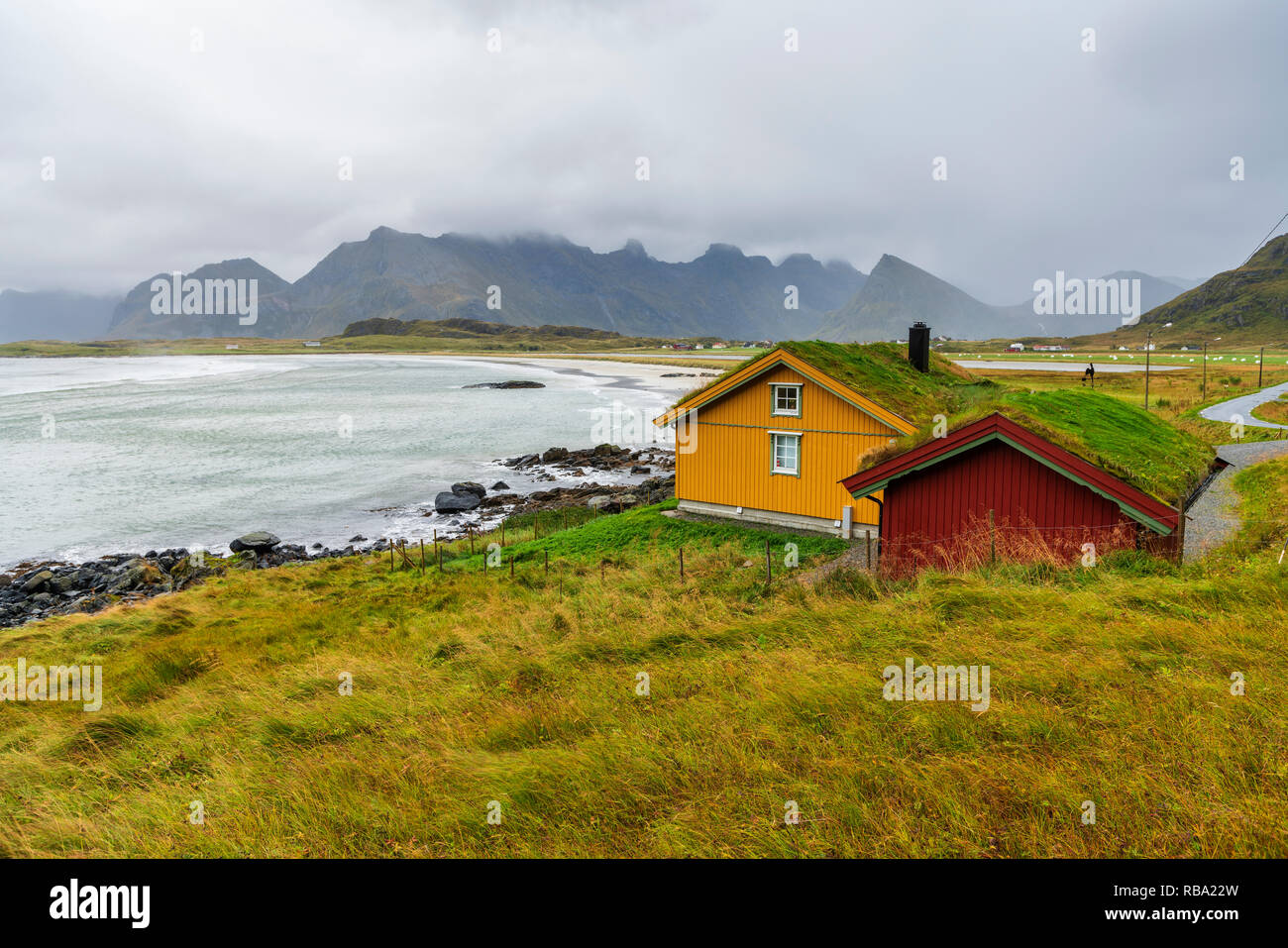 Iconico case con il tetto di erba da mare, Fredvang, Nordland county, Isole Lofoten in Norvegia Foto Stock