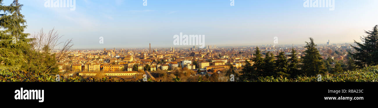 La mattina presto a Bologna al panorama, la più iconica i punti di riferimento sono in questa foto Foto Stock