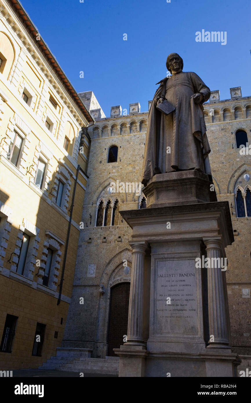 La statua di Sallustio Bandini da Tito Sarrocchi in Piazza Salimbeni, con Palazzo Spannocchi oltre: contrada del Drago, Siena, Toscana, Italia Foto Stock