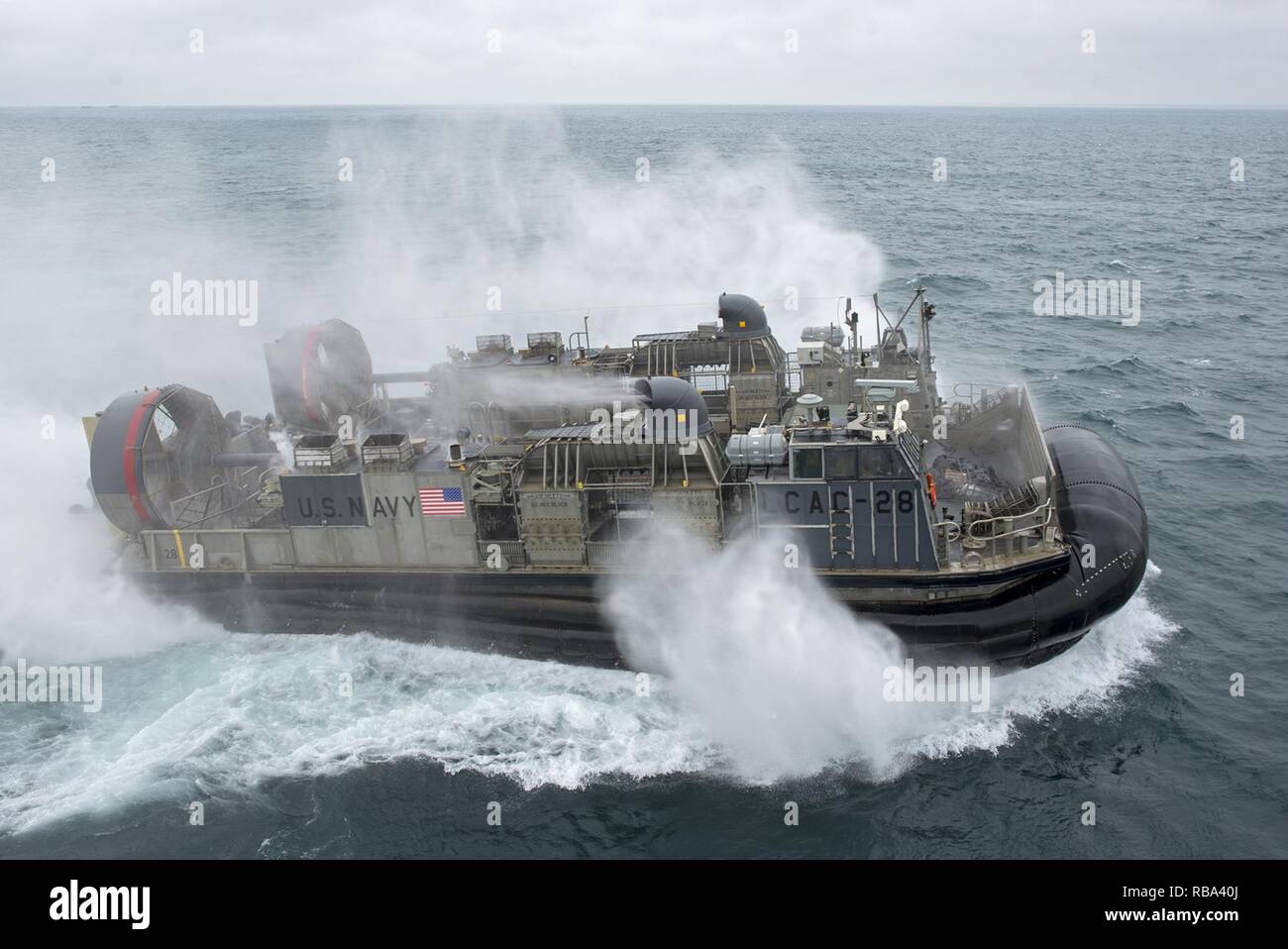 Oceano atlantico (dec. n. 20, 2016) una landing craft, cuscino d'aria manovre vicino all'assalto anfibio nave USS Wasp (LHD 1). Vespa è distribuito come parte della Vespa Anfibia pronto il gruppo che sta scaricando il ventiduesimo Marine Expeditionary Unit dopo il completamento di un periodo di sei mesi di distribuzione per gli Stati Uniti La quinta e la sesta flotta aree di operazioni. Foto Stock