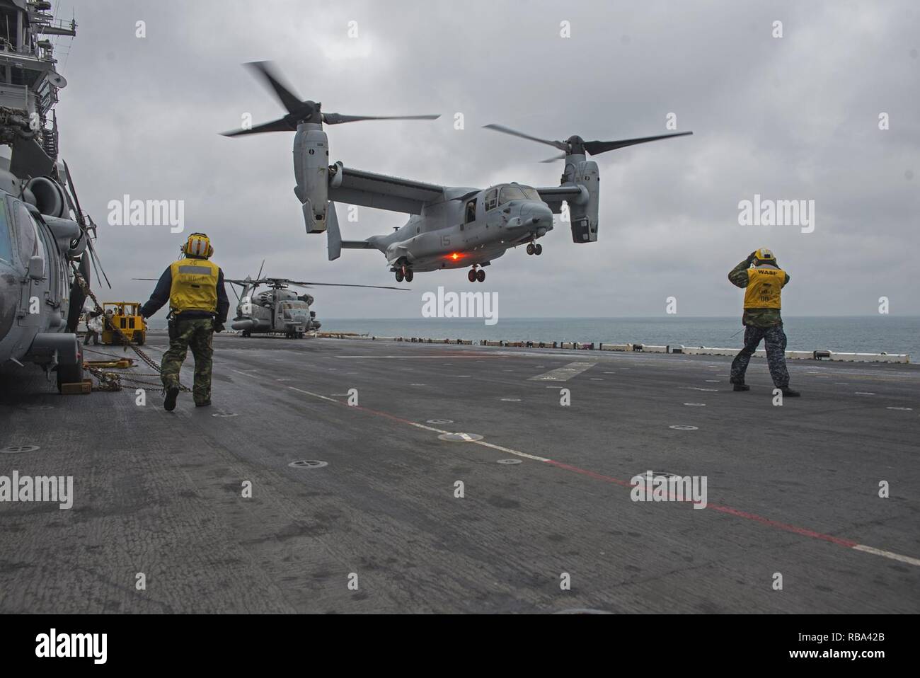 Oceano atlantico (dec. n. 20, 2016) Una MV-22 Osprey dal ventiduesimo Marine Expeditionary Unit (MEU) atterra sul ponte di volo dell'assalto anfibio nave USS Wasp (LHD 1). Vespa è distribuito come parte della Vespa Anfibia pronto il gruppo che sta scaricando il ventiduesimo MEU dopo aver completato un periodo di sei mesi di distribuzione per gli Stati Uniti La quinta e la sesta flotta aree di operazioni. Foto Stock