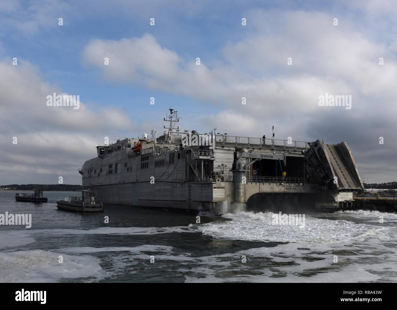 VIRGINIA BEACH, Va. (dec. n. 20, 2016) i militari di comando Sealift expeditionary trasporto veloce nave USNS Trenton (EPF 5) prende il via dalla giunzione base Expeditionary poco Creek-Fort Story, Dic 20. Trenton defunti Virginia per iniziare la sua prima implementazione in avanti. Trenton distribuiti a supporto di operazioni militari negli Stati Uniti Sesta flotta area di operazioni. Foto Stock