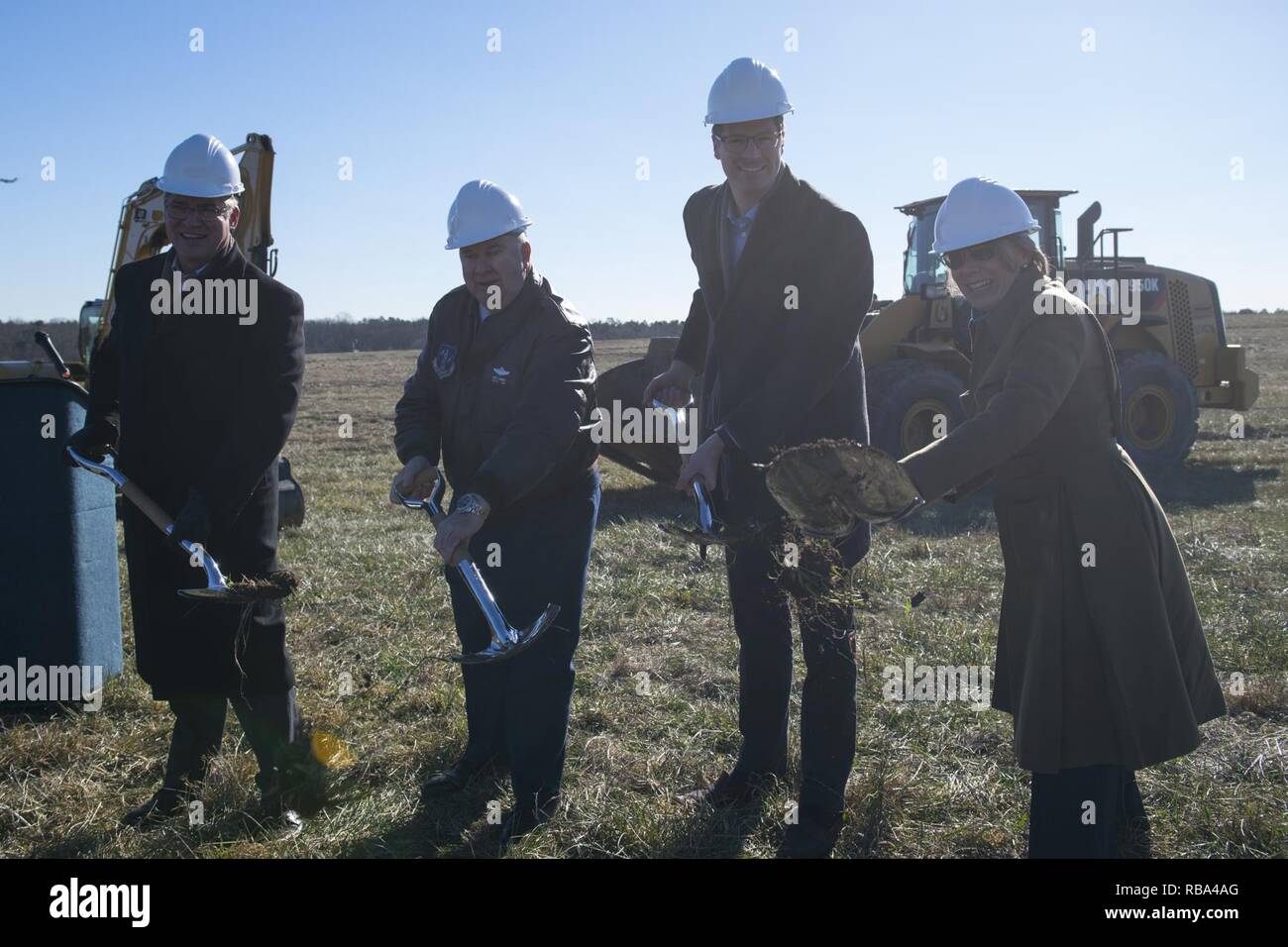 Assistente del Segretario della Air Force per le installazioni, Ambiente e Energia Miranda A.A. Ballentine rompere la massa in un nuovo sito solare con aiutante generale del New Jersey Brig. Gen. Michael Cunniff e i business leader a livello del giunto di baseGuire-Dix Mc-Lakehurst, N.J. Dic. 21. Il 16,5 megawatt di energia solare progetto sarà il più grande militare installazione solare nel nord-est e includerà più di 50.000 pannelli solari quando è completata nel 2017. ( Foto Stock