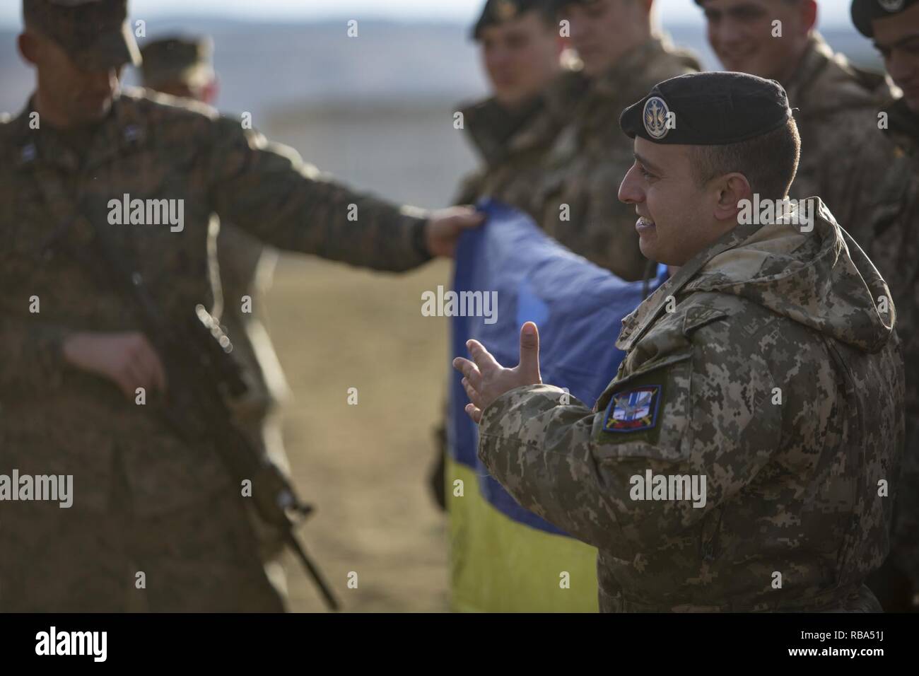 Forze armate ucraine presenta U.S. Marines della flotta di assistenza antiterrorismo Team Europe che sono assegnati al Mar Nero La forza di rotazione 16.2 con il loro paese di bandiera per ringraziare gli Stati Uniti Marines per lavorare al loro fianco durante la cerimonia di chiusura dell esercizio Platinum Lion 17.1 a Novo Selo Area Formazione, Bulgaria, 21 dicembre 2016. Platinum Lion consente di Marines in Europa per il treno a fianco di altre otto nazioni partner nel Mar Nero, Balcani, Caucaso e le regioni a migliorare professionale collettiva capacità militari e di promuovere la stabilità regionale. Mar Nero forza rotazionale è un annu Foto Stock