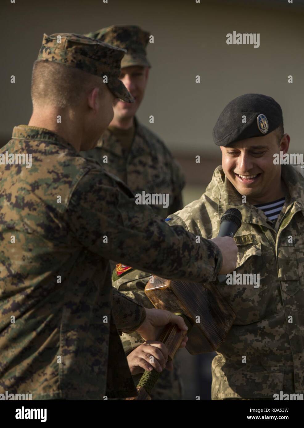 Stati Uniti Marines del Mar Nero forza rotazionale presente forze armate ucraine con un regalo per mostrare il loro apprezzamento per la presenza di ucraini a esercitare il platino Lion 17.1 durante la cerimonia di chiusura. Platinum Lion consente di Marines in Europa per il treno a fianco di altre otto nazioni partner nel Mar Nero, Balcani, Caucaso e le regioni a migliorare professionale collettiva capacità militari e di promuovere la stabilità regionale. Foto Stock