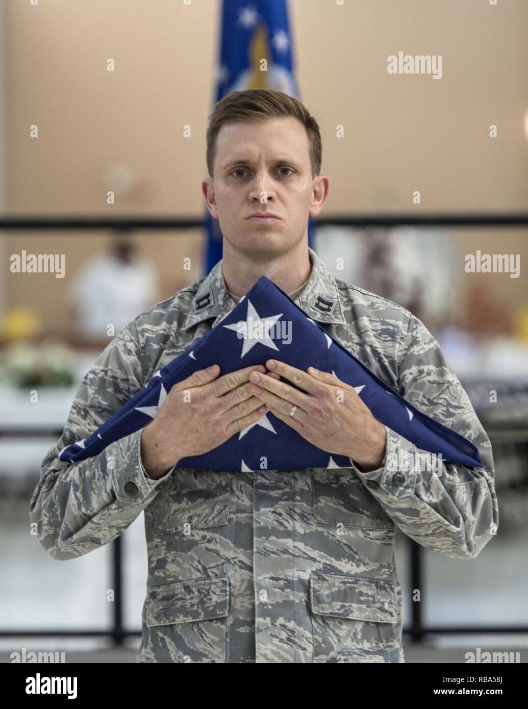 La famiglia, gli amici e i membri della Air Force comunità riunita sotto un gigantesco C-17 Globe Master per festeggiare il pensionamento del colonnello Rawson L. Legno, sessantesimo Medical Group, commander, David Grant U. S. Air Force Medical Center, a costruire 837, Travis AFB, California, il 6 luglio 2016. Il Brigadiere Generale Cornum Kory, Aria Mobilità comando, il comando chirurgo era il funzionario che presiede durante la cerimonia e ha presentato il certificato di ritiro. Riconoscimento dei membri che sono in pensione da una carriera di lunga, fedele e onorato servizio è una delle più antiche tradizioni di militari serv Foto Stock