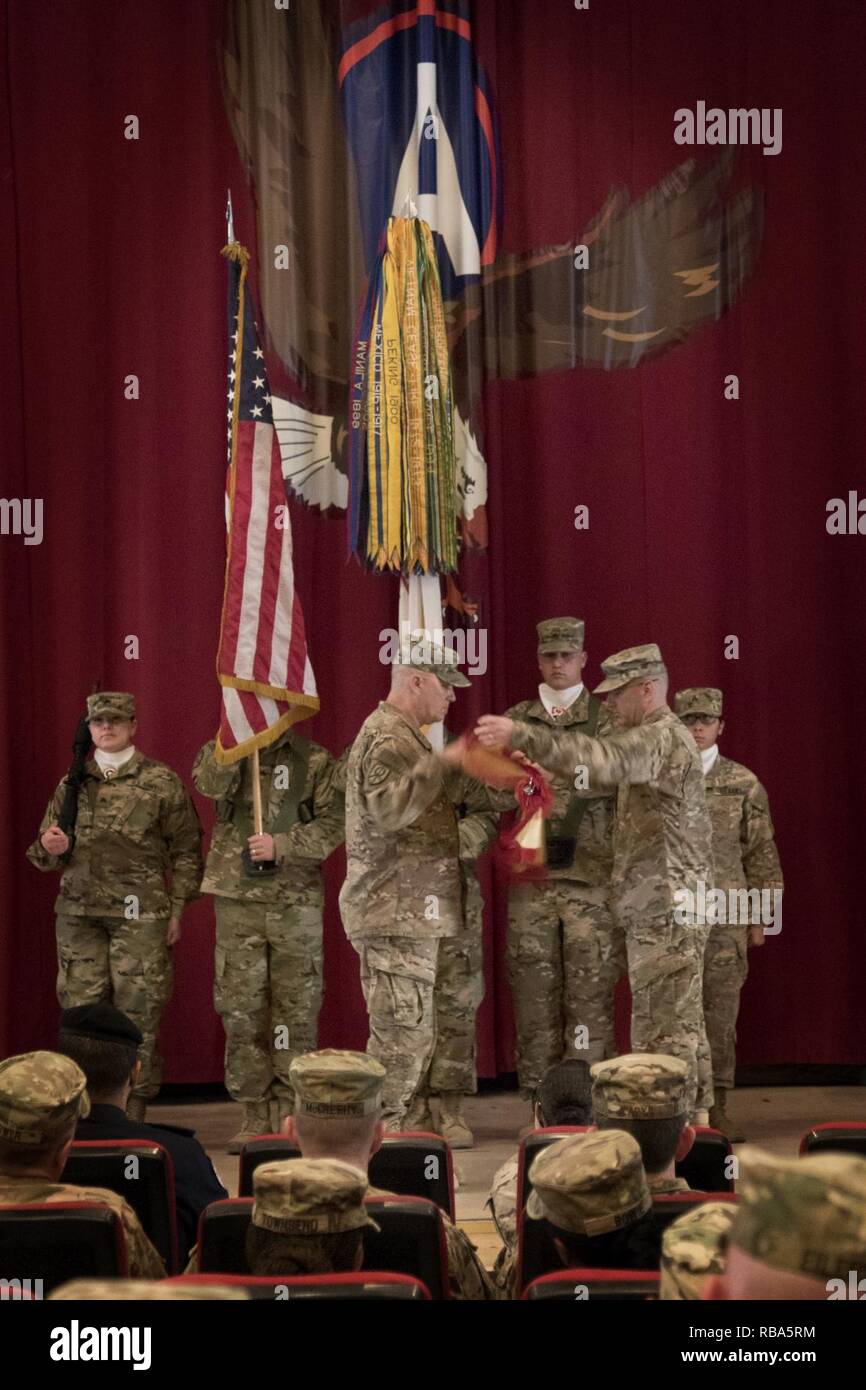 Brig. Gen. Bruce Hackett, il comandante generale della 451st supporto comando (Expeditionary), e il comando Sgt. Il Mag. Dennis Thomas, i soldati senior advisor del CES 451st, caso i loro colori durante il trasferimento di autorità cerimonia al CES 316a Camp Arifjan, Kuwait, Dic 23, 2016. Foto Stock