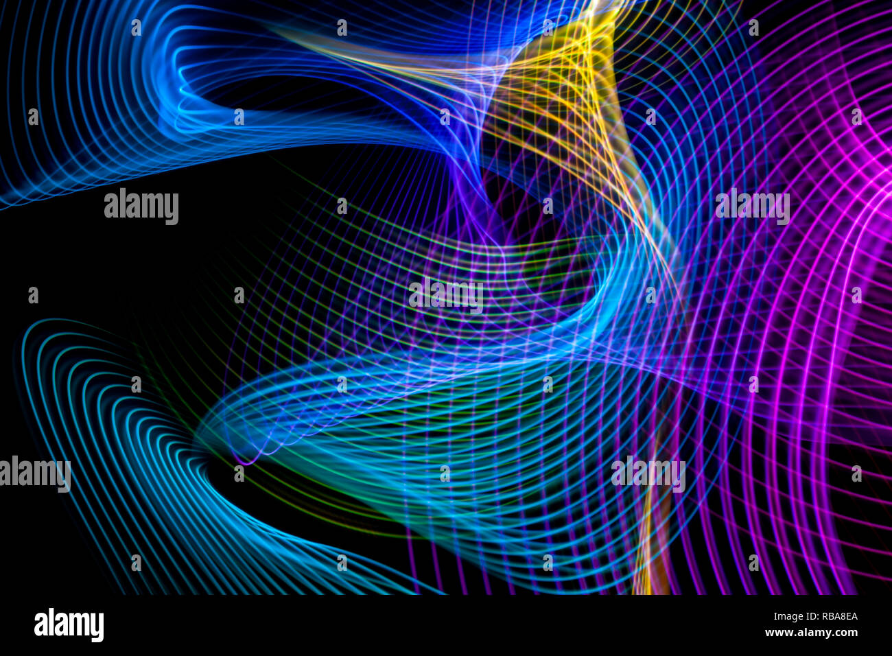 Abstract rainbow neon incandescente linee di attraversamento pattern. Sfondo scuro di luci al neon colorate luce incandescente forme. Foto Stock