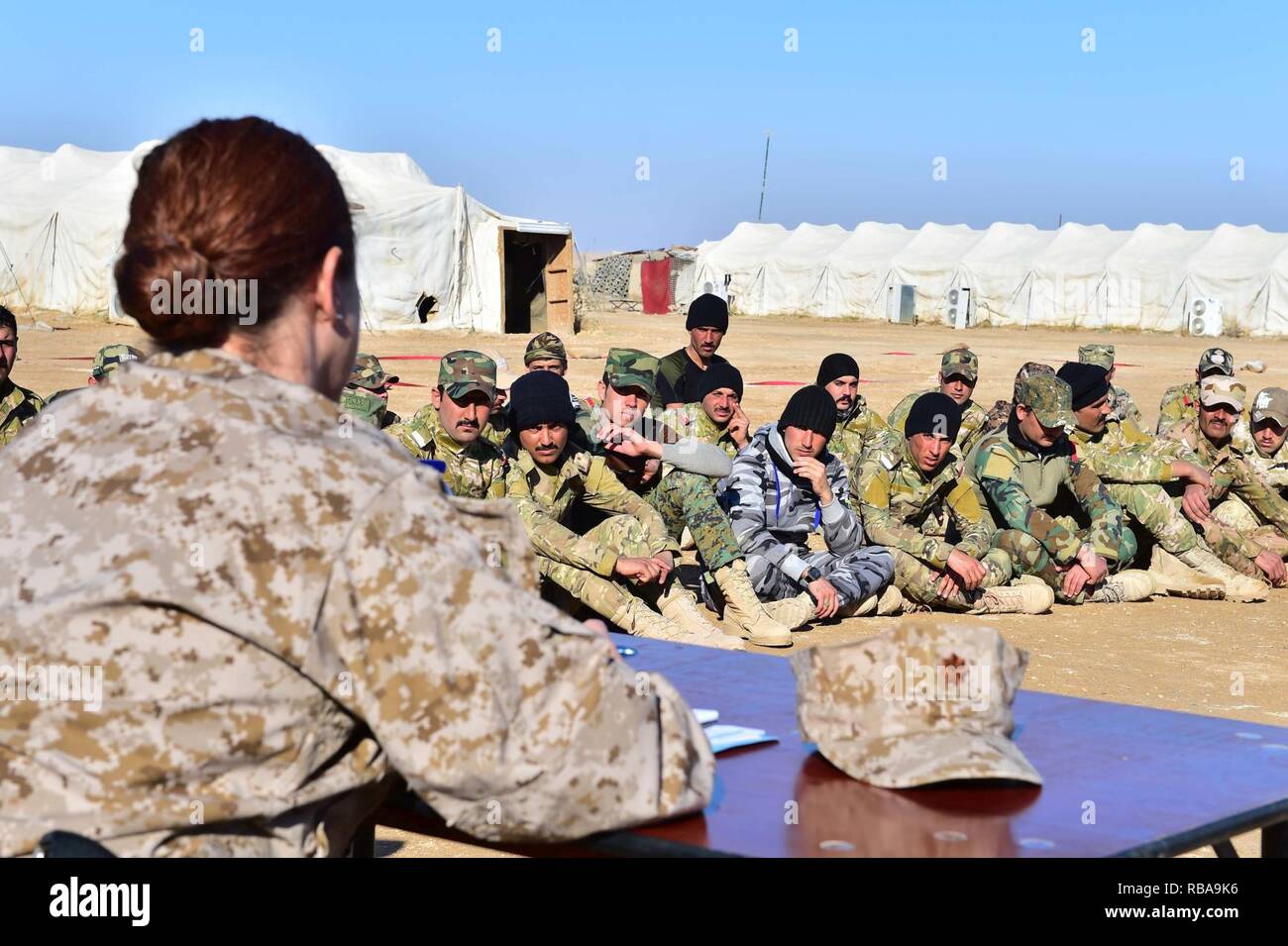 Stati Uniti Navy Lt. La Cmdr. Erin M. Baxter-Haynes, un giudice avvocato dal Naval Special Warfare Command, assegnato come legale Progetti Speciali Officer per le operazioni speciali sotto comando Combined Joint Task Force - Funzionamento inerenti risolvere, conduce una legge speciale del conflitto armato (LOAC) e regole di ingaggio (ROE) la formazione per la prima società di laurea di un esclusivo multi-tribù forza irachena, l'un'ali Al Furat brigata, in un campo di addestramento in Iraq occidentale, gen. 4, 2017. L'Un'ali Al Furat brigata, che ha quasi 200 combattenti da più di 20 tribù - il primo multi-tribe unità formata in IR Foto Stock