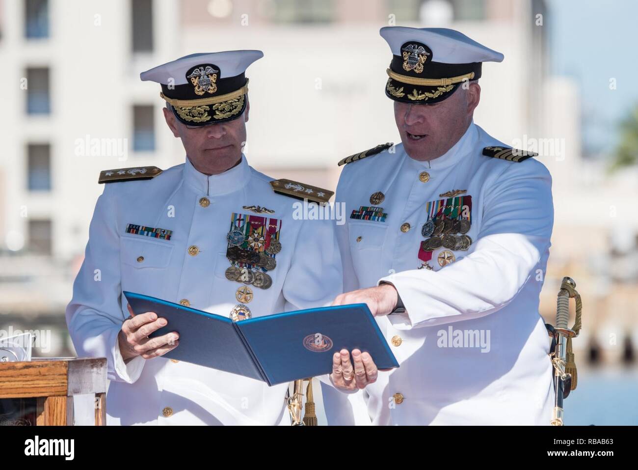 BASE COMUNE DI PEARL HARBOR-HICKAM, Hawaii (6 gennaio 2017) il comandante, Submarine Force, U.S. Flotta del Pacifico Adm posteriore. Frederick Roegge presenta Capt. Michael Martin, comandante della Naval Submarine Training Center, pacifico, con una legione di merito medaglia durante un cambio del comando cerimonia su base comune Harbor-Hickam perla. Il cap. Andrew Hertel alleviato Martin come comandante della Naval Submarine Training Center, pacifico. Foto Stock