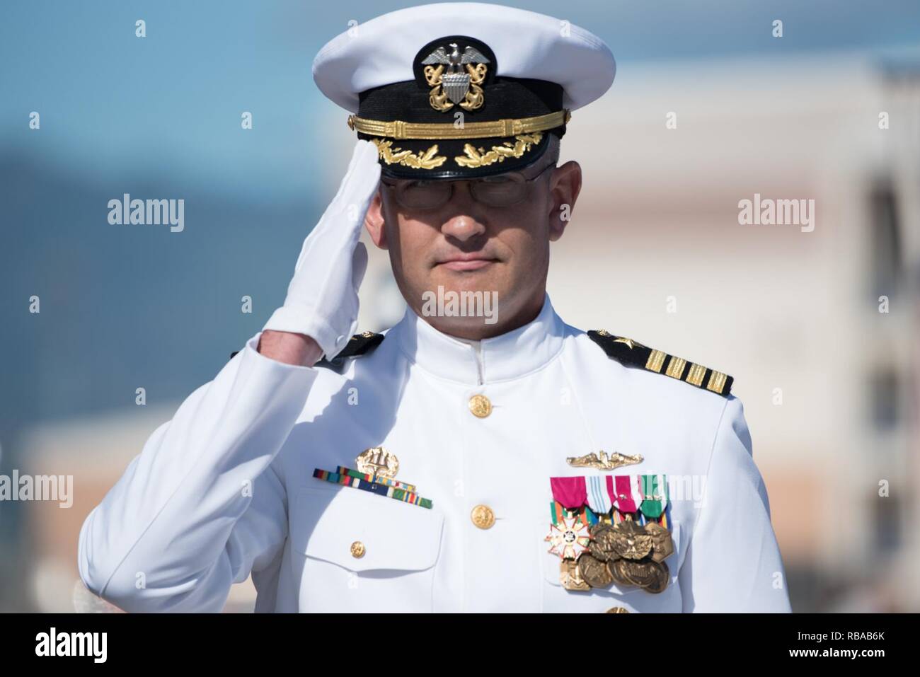 BASE COMUNE DI PEARL HARBOR-HICKAM, Hawaii (6 gennaio 2017) Capt. Andrew Hertel, comandante della Naval Submarine Training Center Pacific, rende onori dopo assumendo il comando in seguito ad una modifica del comando cerimonia su base comune Harbor-Hickam perla. Hertel alleviato Capt. Michael Martin come comandante della Naval Submarine Training Center, pacifico. Foto Stock