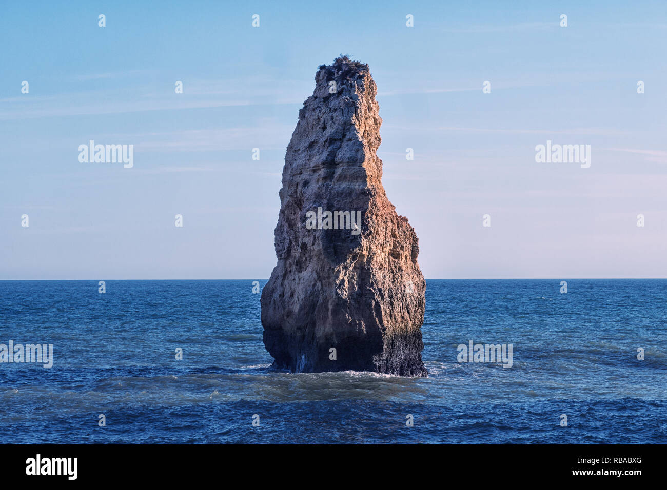 Ocean Algarve Portogallo verde acqua blu onde di cielo nuvoloso estate destinazione di viaggio vacanza scogliere rock Foto Stock