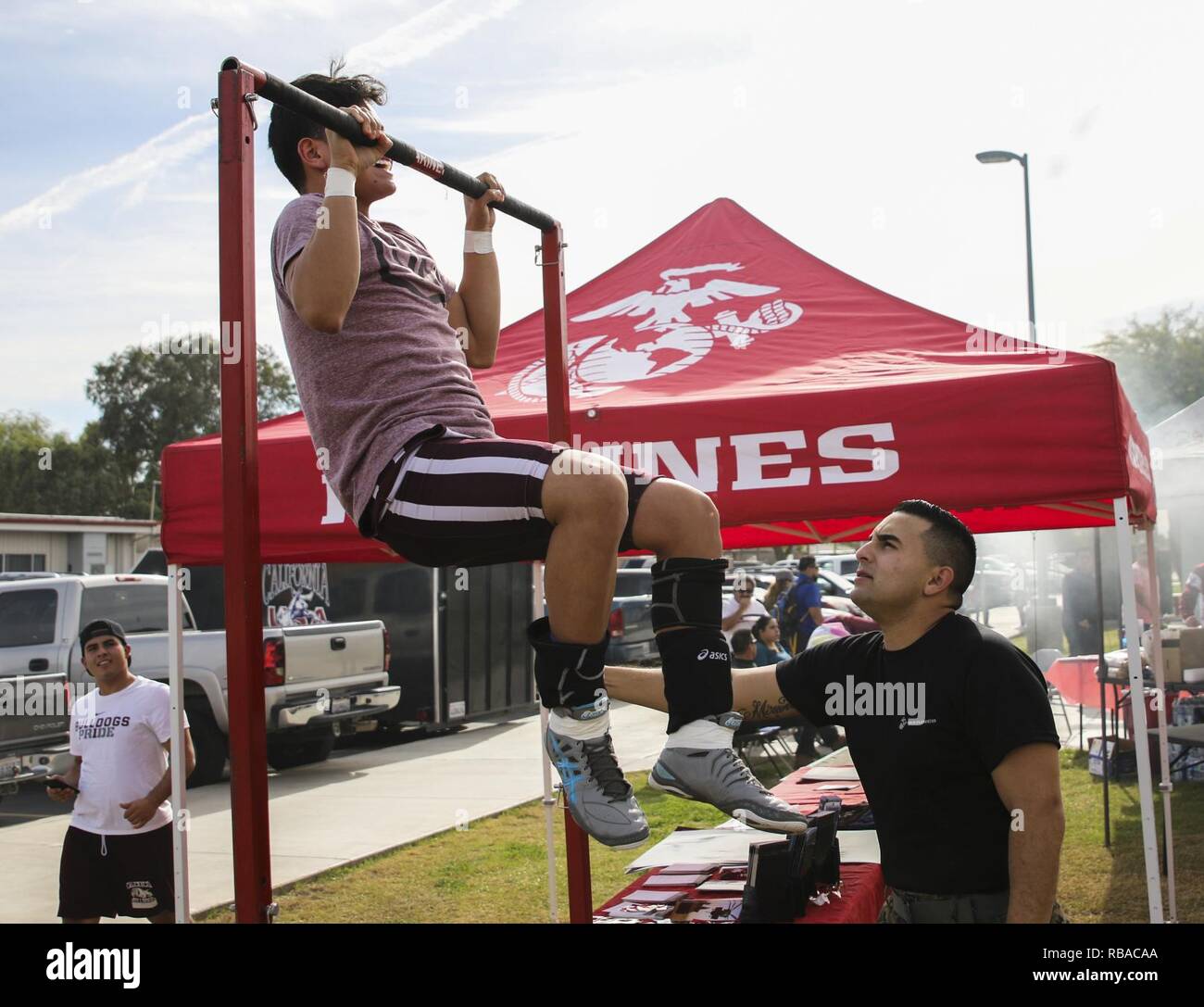 Cpl. Mario Miranda (destra) conta pull-ups per una scuola di lottatore a Frankie Ramos JV torneo di wrestling al Imperial High School, Imperiale, la California il 7 gennaio 2017, il torneo è stato avviato sei anni fa in onore di Frankie Ramos e celebrare la sua vita come un lottatore di successo e Marine. Ramos è deceduto mentre serve come un aiuto di reclutamento in età imperiale il 19 marzo 2010. Miranda, dal sistema imperiale, California è un impiegato di magazzino con sede e società di servizio, 4° battaglione del serbatoio, 4° Divisione Marine. Foto Stock