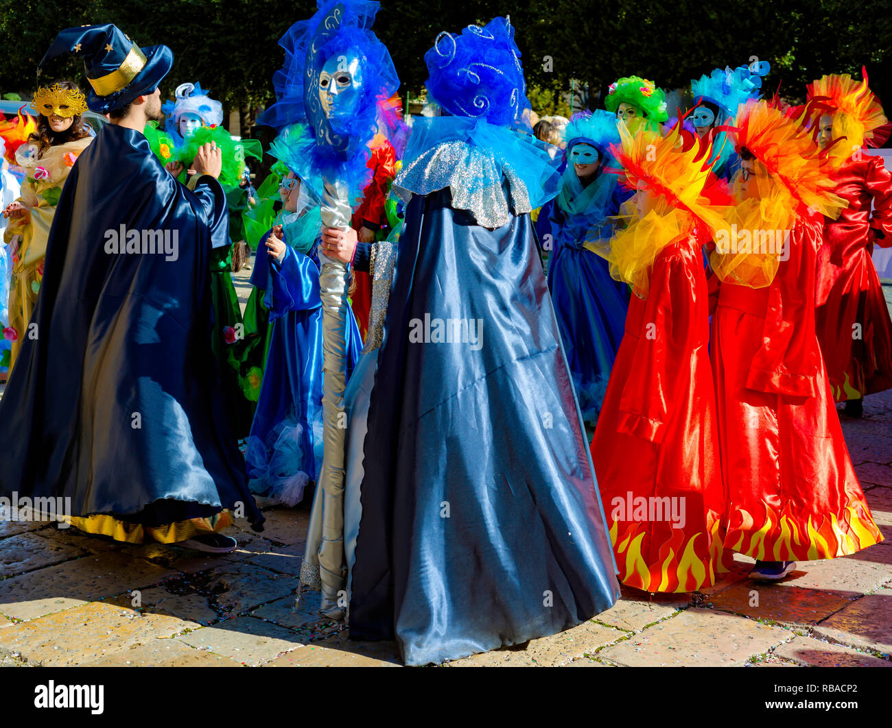 Gruppi Mascherati Immagini e Fotos Stock - Alamy
