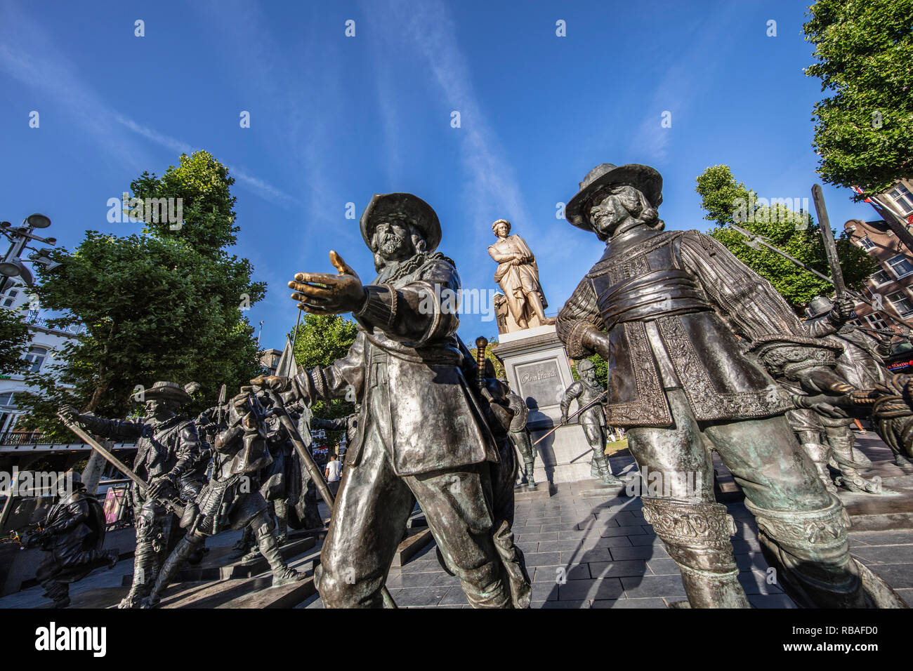 I Paesi Bassi, Amsterdam. Piazza Rembrandt. Le statue del Nightwatch figura sotto la statua di Rembrandt. Foto Stock