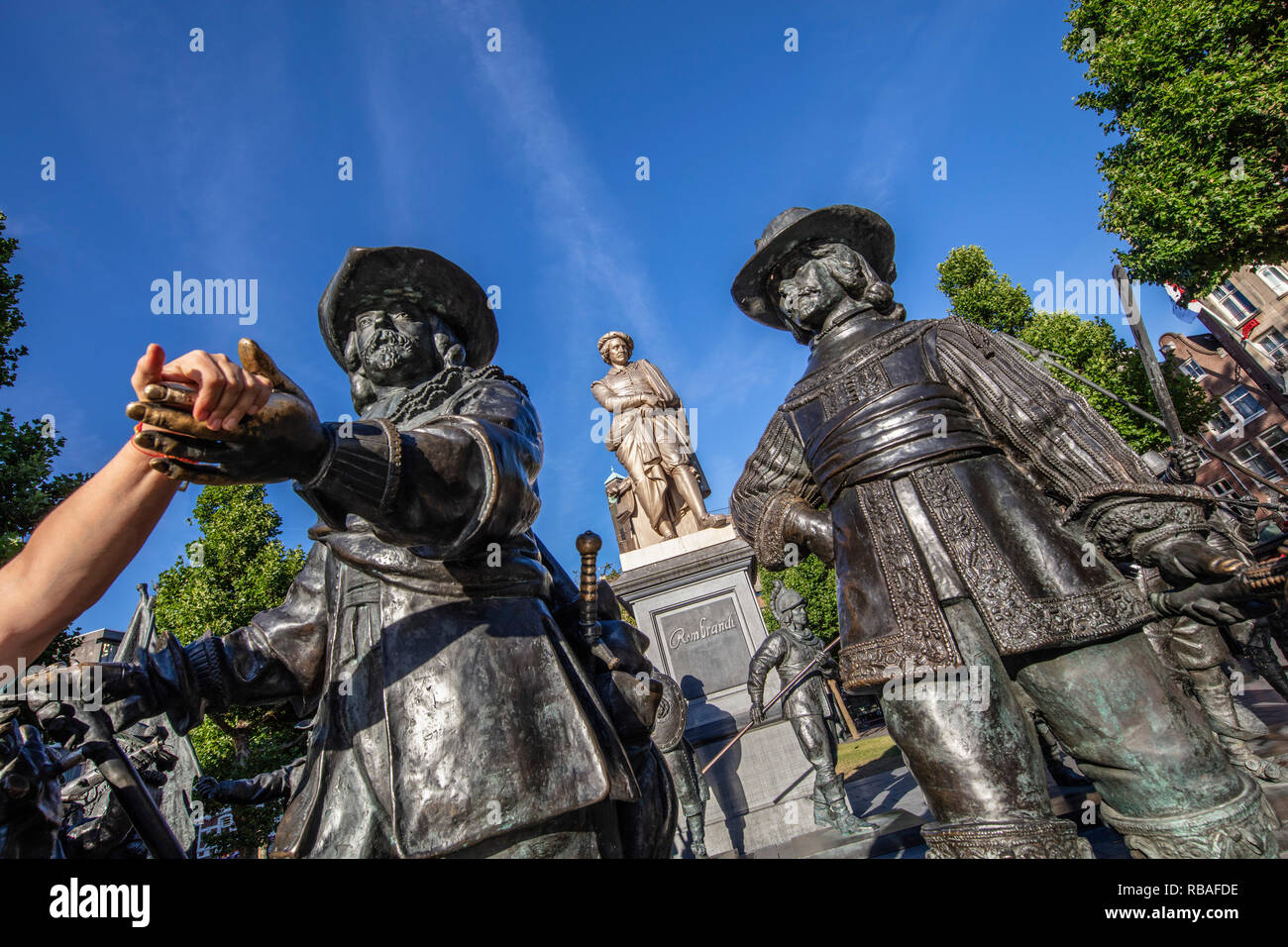 I Paesi Bassi, Amsterdam. Piazza Rembrandt. Le statue del Nightwatch figura sotto la statua di Rembrandt. Foto Stock