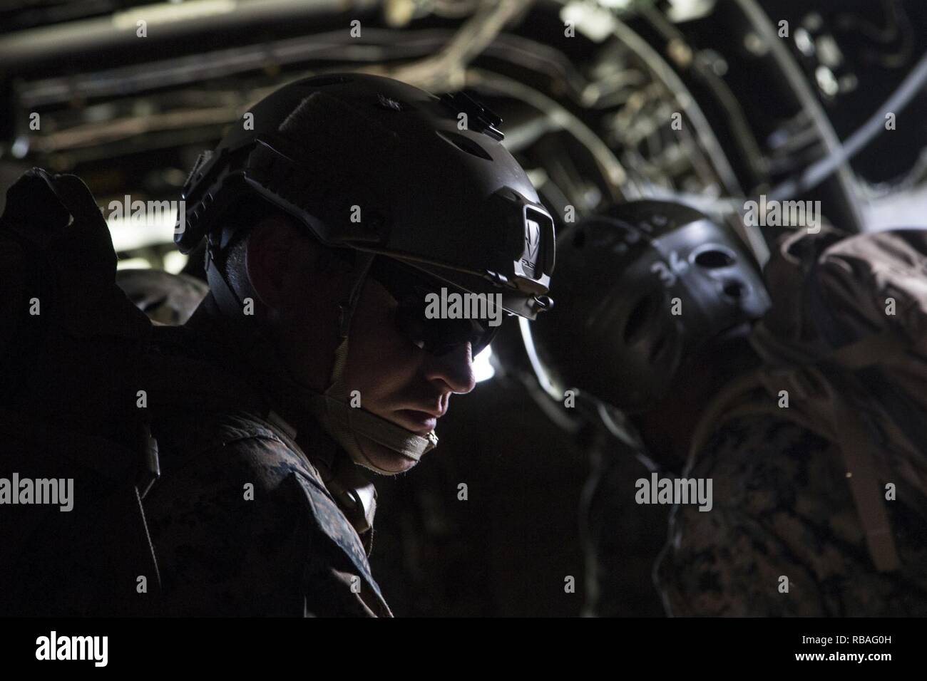 Stati Uniti Marine Il Mag. Cody W. Denton si prepara psicologicamente a Corda veloce da una MV-22B Osprey tilt-aeromobile a rotore speciale durante la pattuglia di inserimento e di estrazione in elicottero e fune di sospensione di formazione tecnica su Camp Hansen, Okinawa, in Giappone, Dic 18, 2018. SPIE rigging, fast roping e rappelling Marines permettono di entrare e uscire da zone di sbarco che sono troppo pericolose per gli elicotteri a terra in modo sicuro. Denton, un nativo di Sant'Elena, California, è un assalto anfibio veicolo ufficiale con operazioni Expeditionary Gruppo di addestramento. Foto Stock