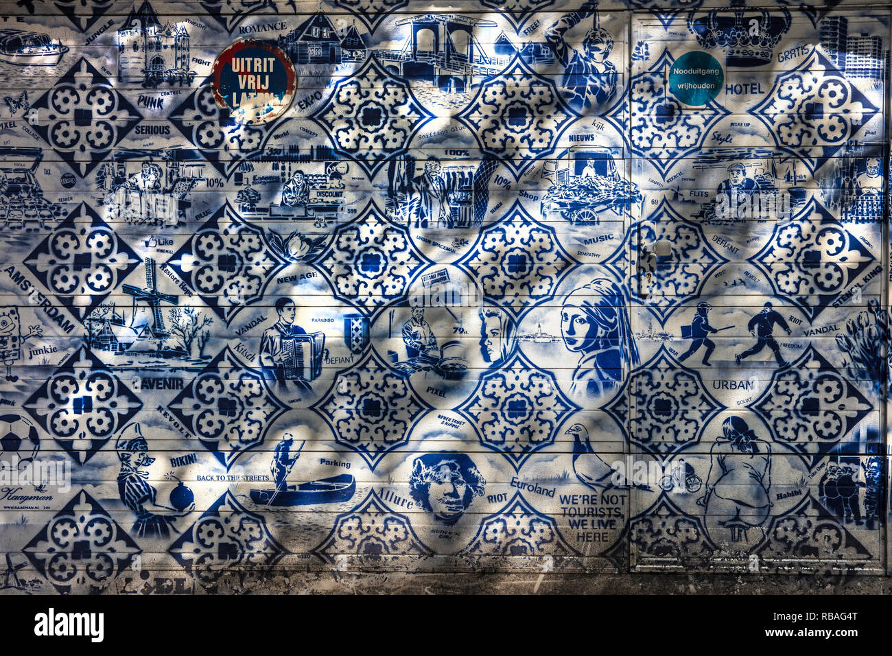 I Paesi Bassi, Amsterdam, De Pijp distretto. Graffiti, street-art su pareti in Hemonylaan dall artista Hugo Kaagman, associato a Delft Pottery o Canc Foto Stock
