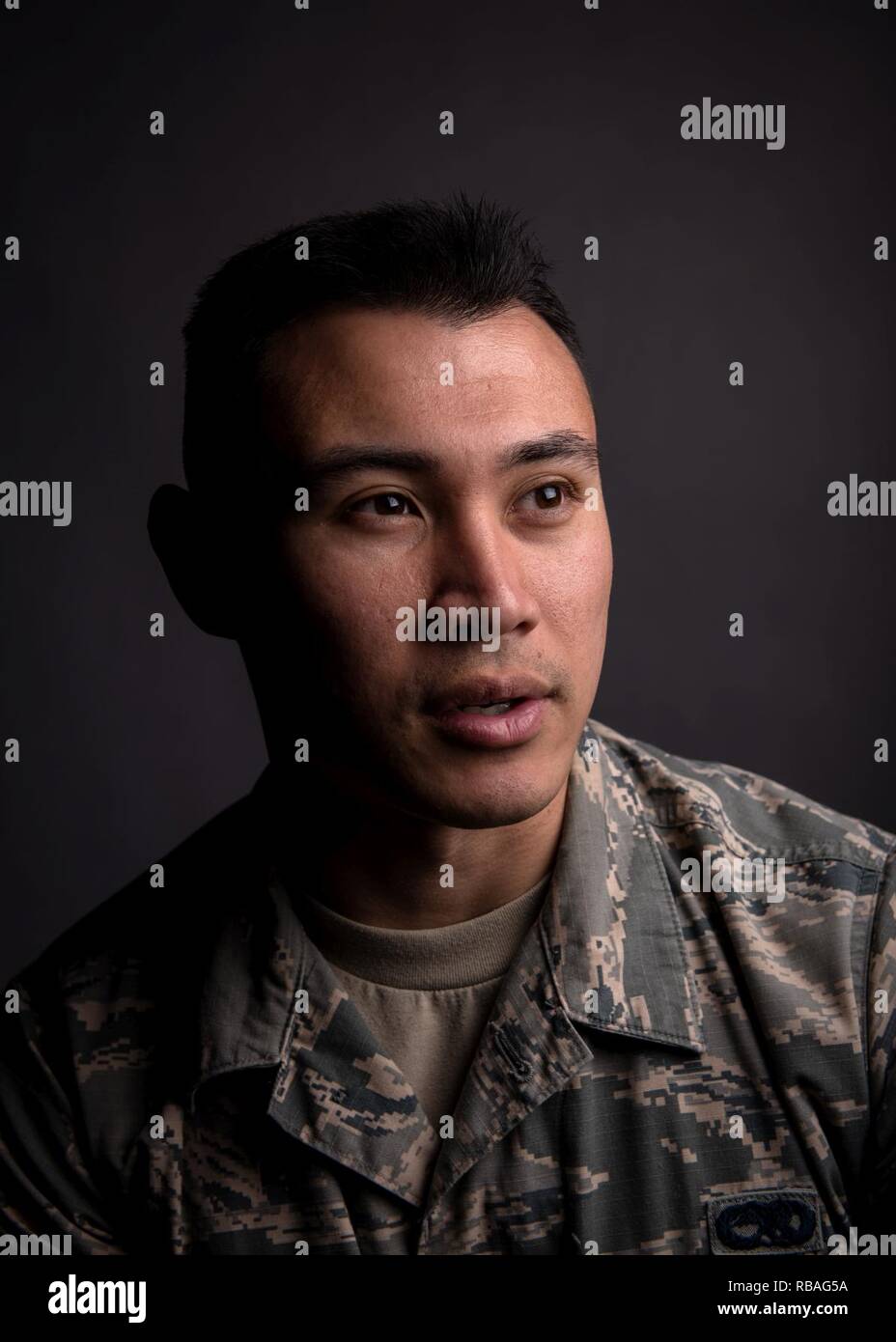 Senior Airman Francesco Dennis Fernandez, 2° Squadrone munizioni missili cruise tecnico di volo, sorrisi a Barksdale Air Force Base, La., Dic 18, 2018. Fernandez è fortemente coinvolta con la Air Force Il sergente associazione che gli fornisce i mezzi per pianificare e organizzare eventi per portare gli avieri insieme. Foto Stock