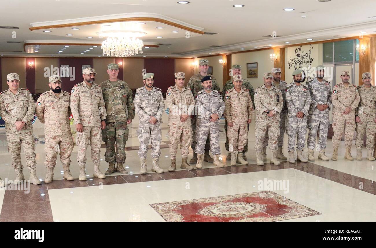 I rappresentanti e i pianificatori di esercizio del Kuwait le Forze terrestri, Qatar Emiri Forze terrestri e degli Stati Uniti Esercito convocata dic. 18 al KLF's 35th quartier generale di brigata in Kuwait in rete, condurre attività di formazione indagini sul sito e discutere di considerazioni sulla pianificazione per una prossima esercitazione militare. Il Kuwait ha invitato STATI UNITI I soldati della Task Force Spartan a partecipare nel deserto Leopard, un accordo trilaterale esercitazione guidata dal Kuwait e impostato per includere le forze di Qatar. Task Force Spartan, operando in tutto il Medio Oriente, aumenta la preparazione militare e di capacità, al fine di mantenere la stabilità regionale e ex Foto Stock