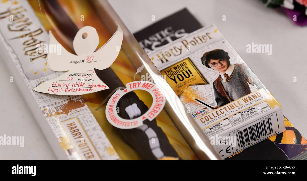 Angelo doni ad albero sono disposti con il destinatario appropriato durante la cernita a Buckley Air Force Base in Colorado, Dic 19, 2018. I coniugi Buckley Group ha lavorato con il primo sergente associazione e al di fuori della base alle organizzazioni di raccogliere, organizzare e distribuire presenta alle famiglie del Team Buckley. Foto Stock