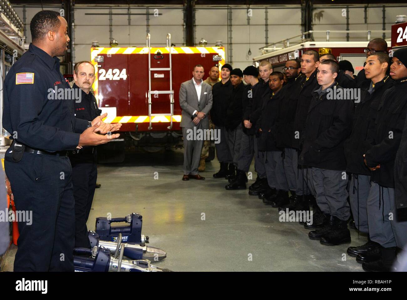 Cadetti dal New Jersey sfida della gioventù Academy, Stato del New Jersey Dipartimento di militari e Veterans Affairs, basata al di fuori della base comuneGuire-Dix Mc-Lakehurst, ricevere un briefing di Vigili del Fuoco di personale presso la 177th Fighter Wing, New Jersey Air National Guard, Egg Harbor Township, N.J., durante un tour di base il 19 dicembre, 2018. La loro visita ha incluso un tour dell'equipaggio di volo sezione attrezzature e dei Vigili del Fuoco e dimostrazioni da parte l'eliminazione degli ordigni esplosivi e 227th ASOS personale. Foto Stock