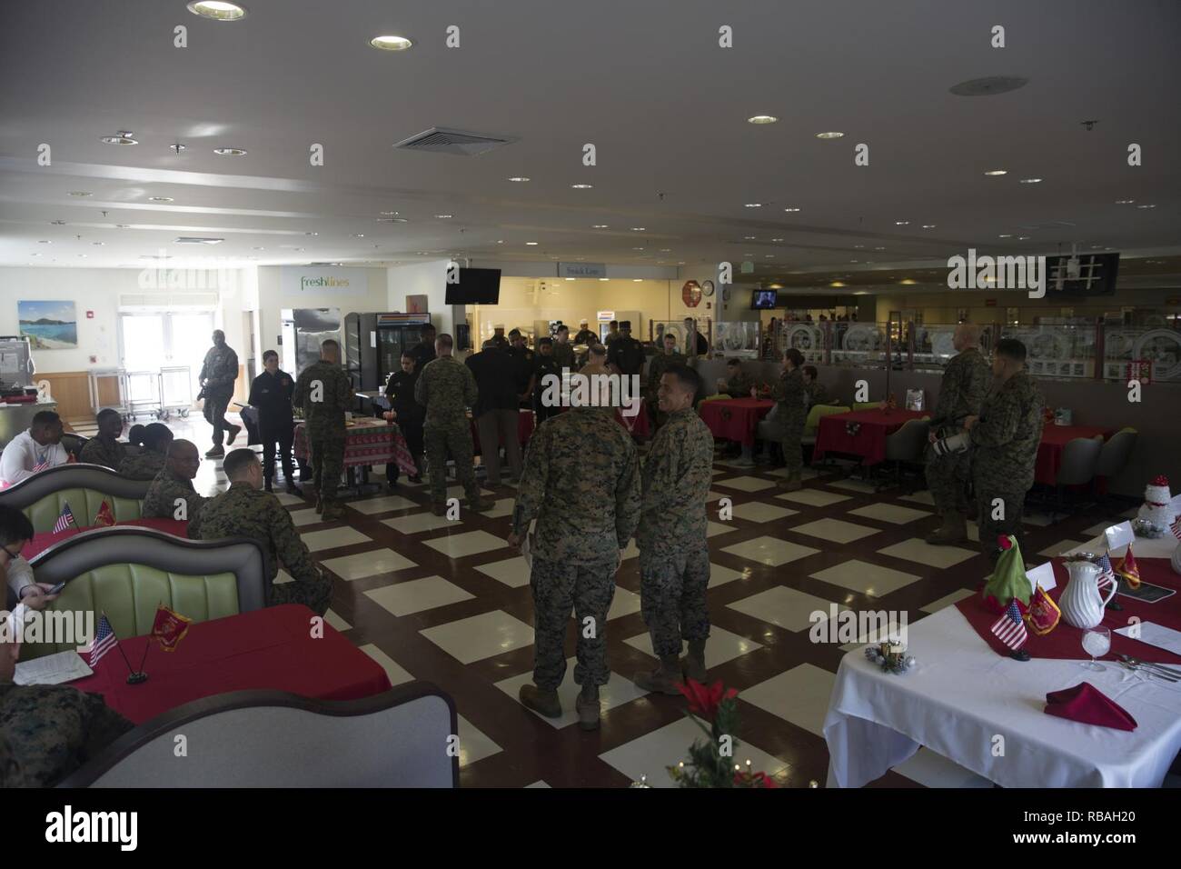 Stati Uniti Marines con Marine Corps impianti pacifico, competere in Marine Corps base Smedley D. Butler concorso culinario su Camp Foster, Okinawa, in Giappone, Dic 19, 2018. Il concorso permette Marines per mostrare la loro creatività e il loro ingegno durante la cottura di vari tipi di pasti. Foto Stock