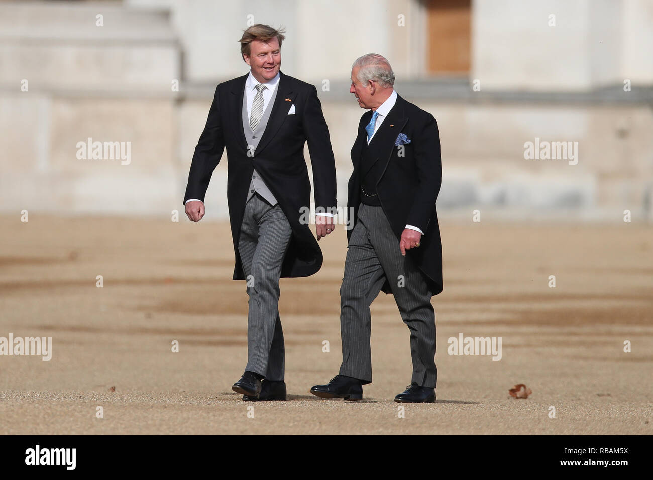 Re Willem-Alexander dei Paesi Bassi, accompagnato da Sua Altezza Reale il Principe di Galles, ispeziona la Guardia d'onore formato del primo Battal Foto Stock