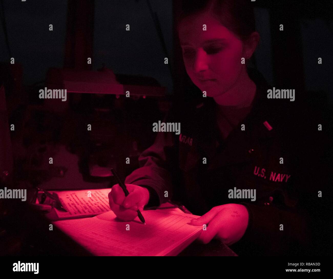 Mar Cinese Orientale (dec. n. 31, 2018) insegna Lauren Larar scrive il nuovo deck anni voce di registro in corso mentre a bordo del Arleigh Burke-class guidato-missile destroyer USS McCampbell (DDG 85). McCampbell è distribuita negli Stati Uniti 7 flotta area di operazioni a sostegno della sicurezza e della stabilità nella regione Indo-Pacifico. Foto Stock