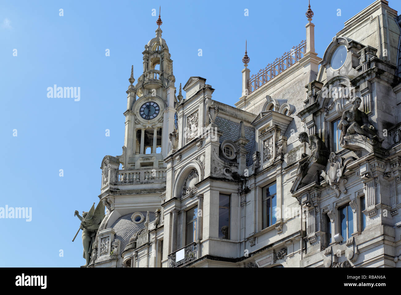 Esempio di architettura modernista della prima metà del ventesimo secolo, Avenida dos Aliados, centro di Porto, Portogallo Foto Stock