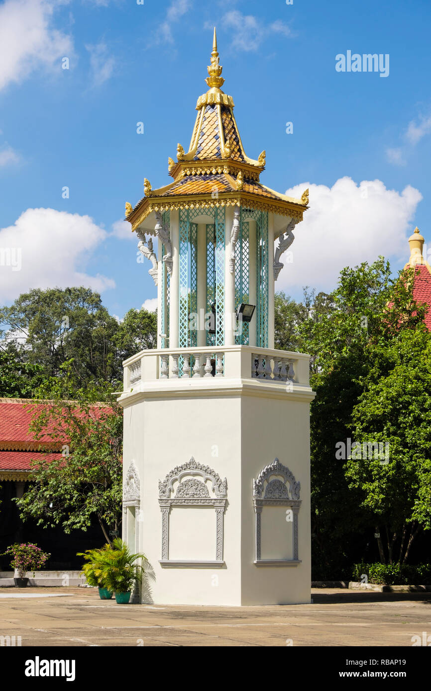 Belfry o torre campanaria nella Pagoda d'argento composto entro il Royal Palace complesso. Phnom Penh, Cambogia, sud-est asiatico Foto Stock