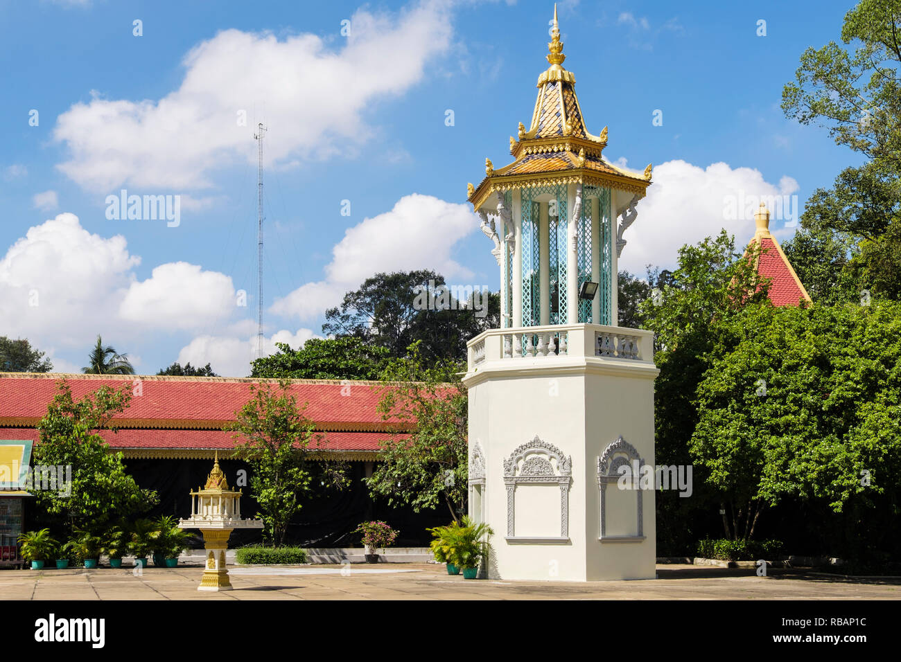 Belfry o torre campanaria nella Pagoda d'argento composto entro il Royal Palace complesso. Phnom Penh, Cambogia, sud-est asiatico Foto Stock