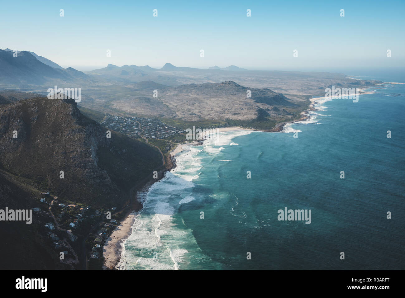 Vista aerea di Noordhoek beach, una fantastica spiaggia incontaminata proprio lungo la costa da Cape Town. Foto Stock