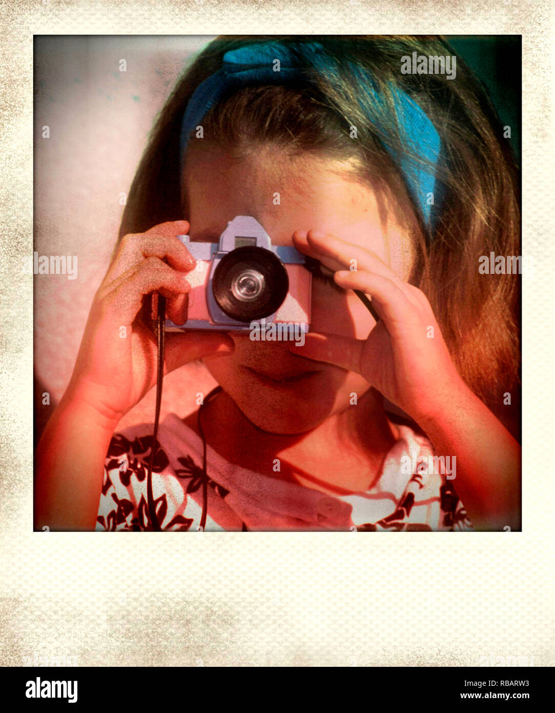 Vintage foto polaroid di bambina, fotografare con una fotocamera