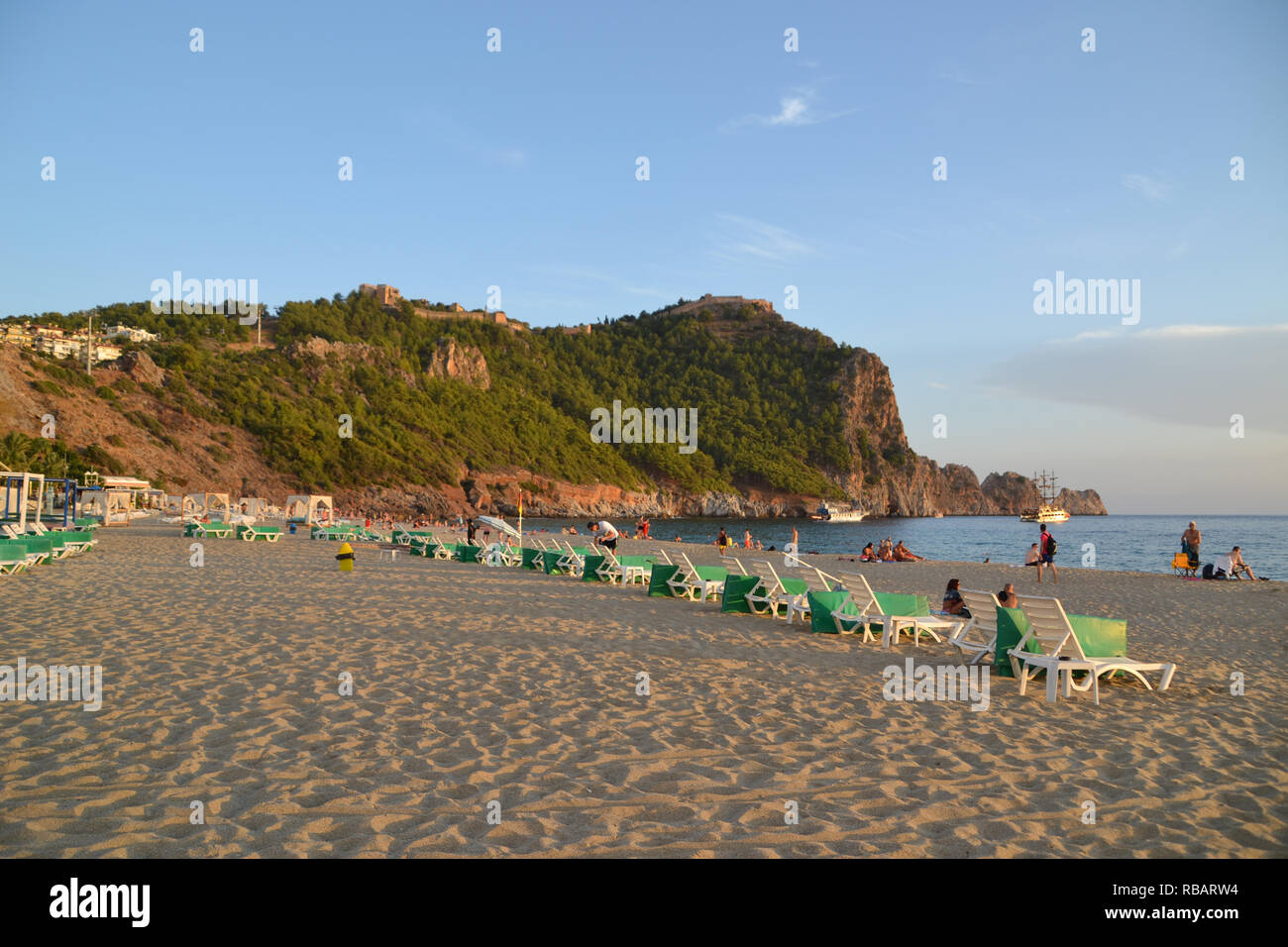 Alanya Turchia ottobre 13, 2018: Cleopatra beach in Alanya, soleggiata sera in Turchia le persone relax sulla spiaggia Foto Stock