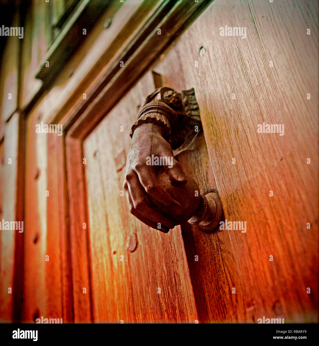 Maniglia della porta la forma di una mano Foto Stock