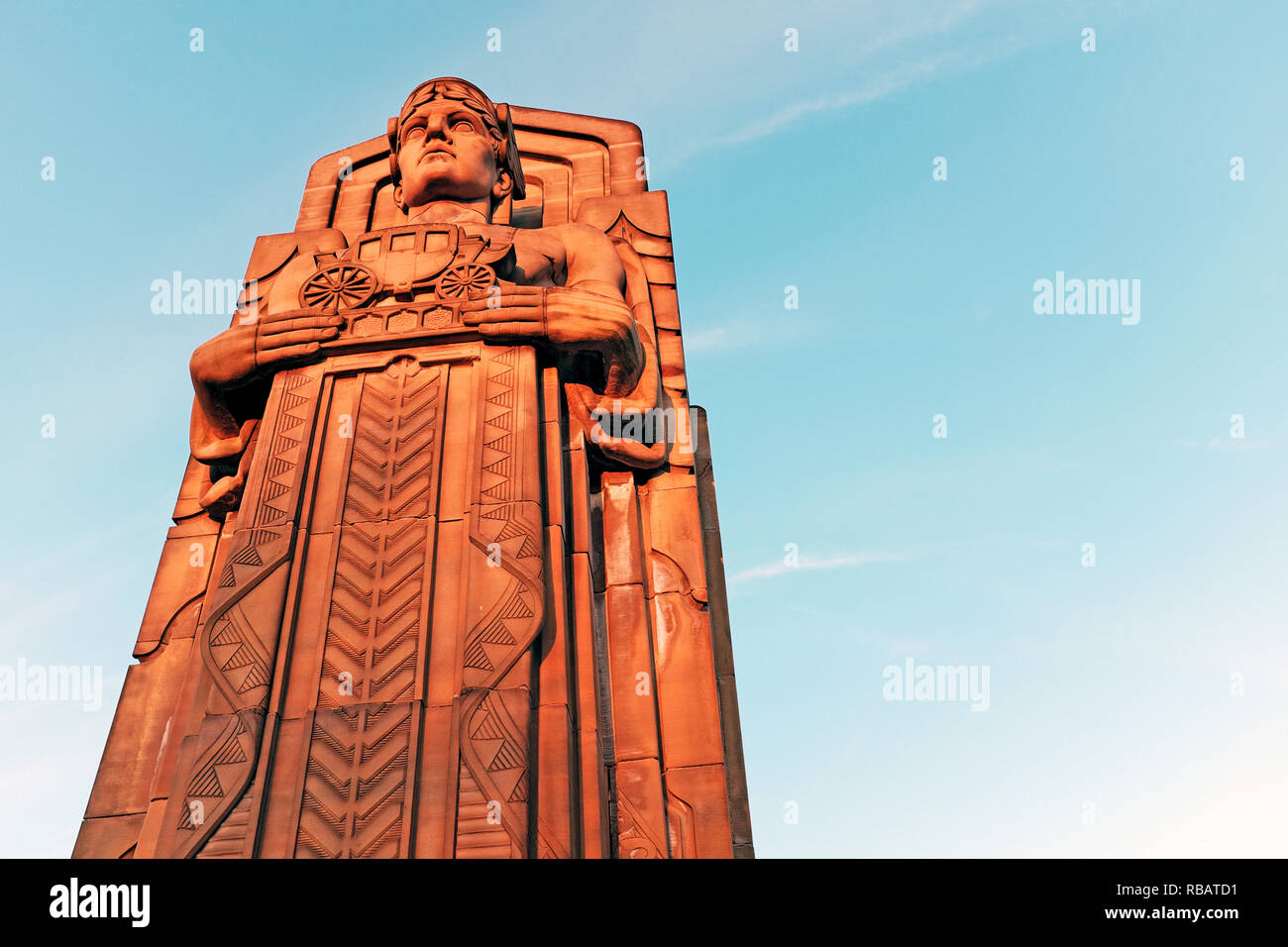 Uno degli otto piloni in pietra disegnati in Art Deco "Guardiani del traffico" scolpiti da Henry Hering a Cleveland, Ohio, USA. Foto Stock