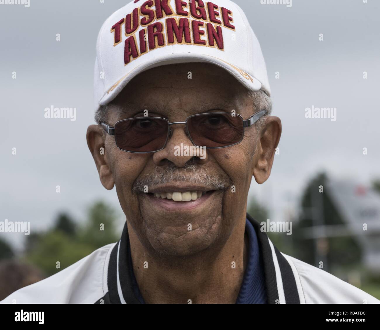 Ritratto dell'ex capo equipaggio con il Tuskegee Airman Donald Elder durante una cerimonia in onore del personale Sgt Malvin Whitfield, Whitfield via su Rickenbacker Air National Guard Base, Ohio, 2 agosto 2018. Immagine cortesia Airman 1. Classe Tiffany Emery / 121 Air Refuelling ala affari pubblici. () Foto Stock