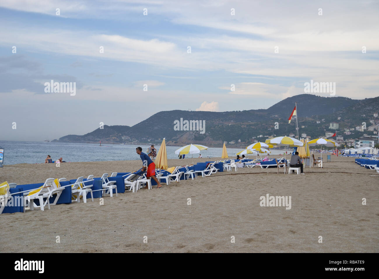 Alanya Turchia ottobre 22, 2018: freddo giorno sulla spiaggia di Cleopatra in Alanya, Turchia, gente sulla spiaggia a fare le attività per il tempo libero Foto Stock