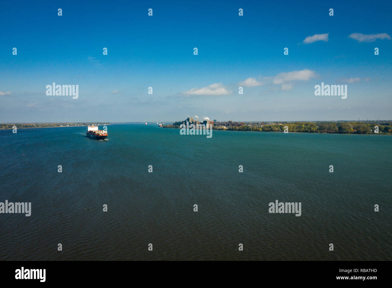 Vista aerea di una nave portacontainer andando a monte del fiume San Lorenzo vicino al porto di Montreal in Canada Foto Stock