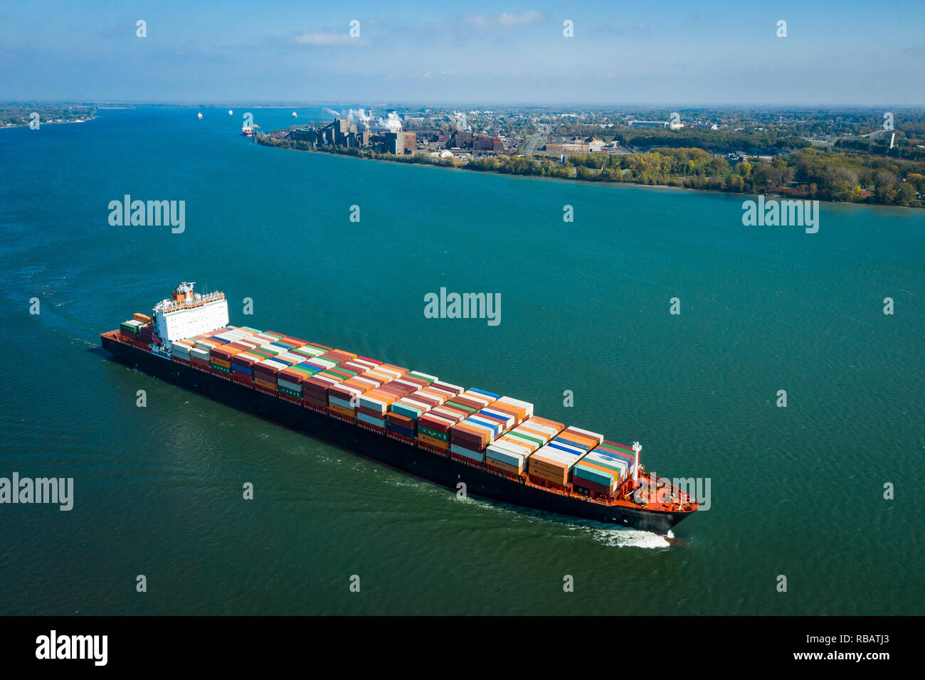 Vista aerea di una nave portacontainer andando a monte del fiume San Lorenzo vicino al porto di Montreal in Canada Foto Stock