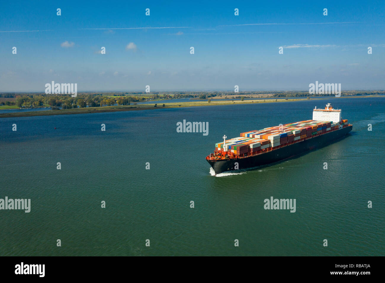 Vista aerea di una nave portacontainer andando a monte del fiume San Lorenzo vicino al porto di Montreal in Canada Foto Stock