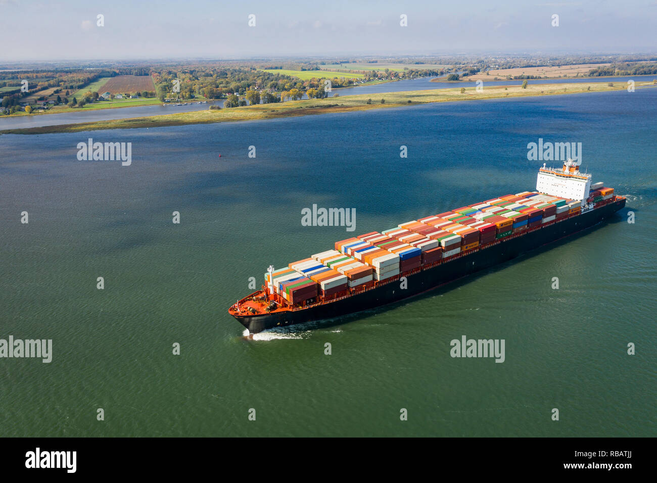 Vista aerea di una nave portacontainer andando a monte del fiume San Lorenzo vicino al porto di Montreal in Canada Foto Stock
