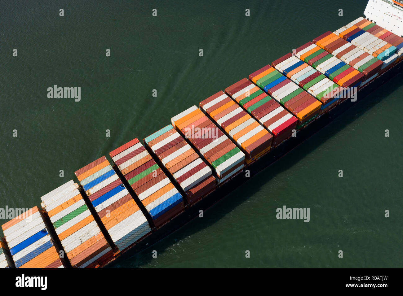 Vista aerea di una nave portacontainer andando a monte del fiume San Lorenzo vicino al porto di Montreal in Canada Foto Stock