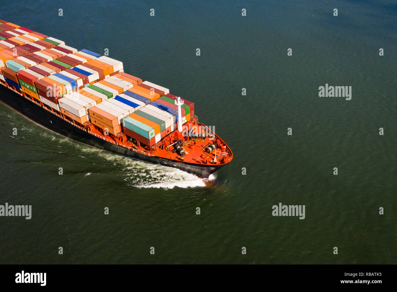 Vista aerea di una nave portacontainer andando a monte del fiume San Lorenzo vicino al porto di Montreal in Canada Foto Stock