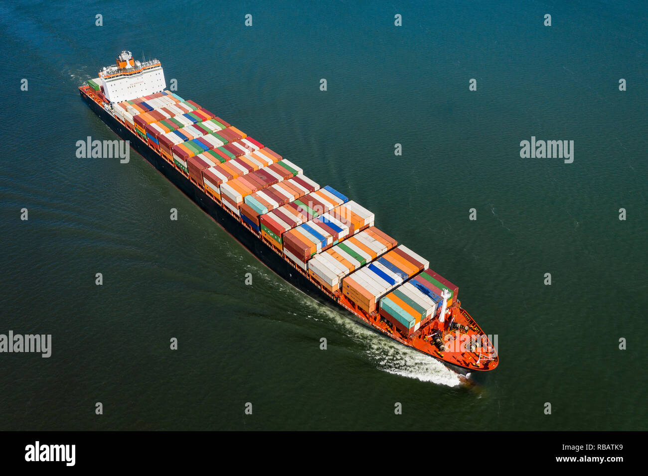 Vista aerea di una nave portacontainer andando a monte del fiume San Lorenzo vicino al porto di Montreal in Canada Foto Stock