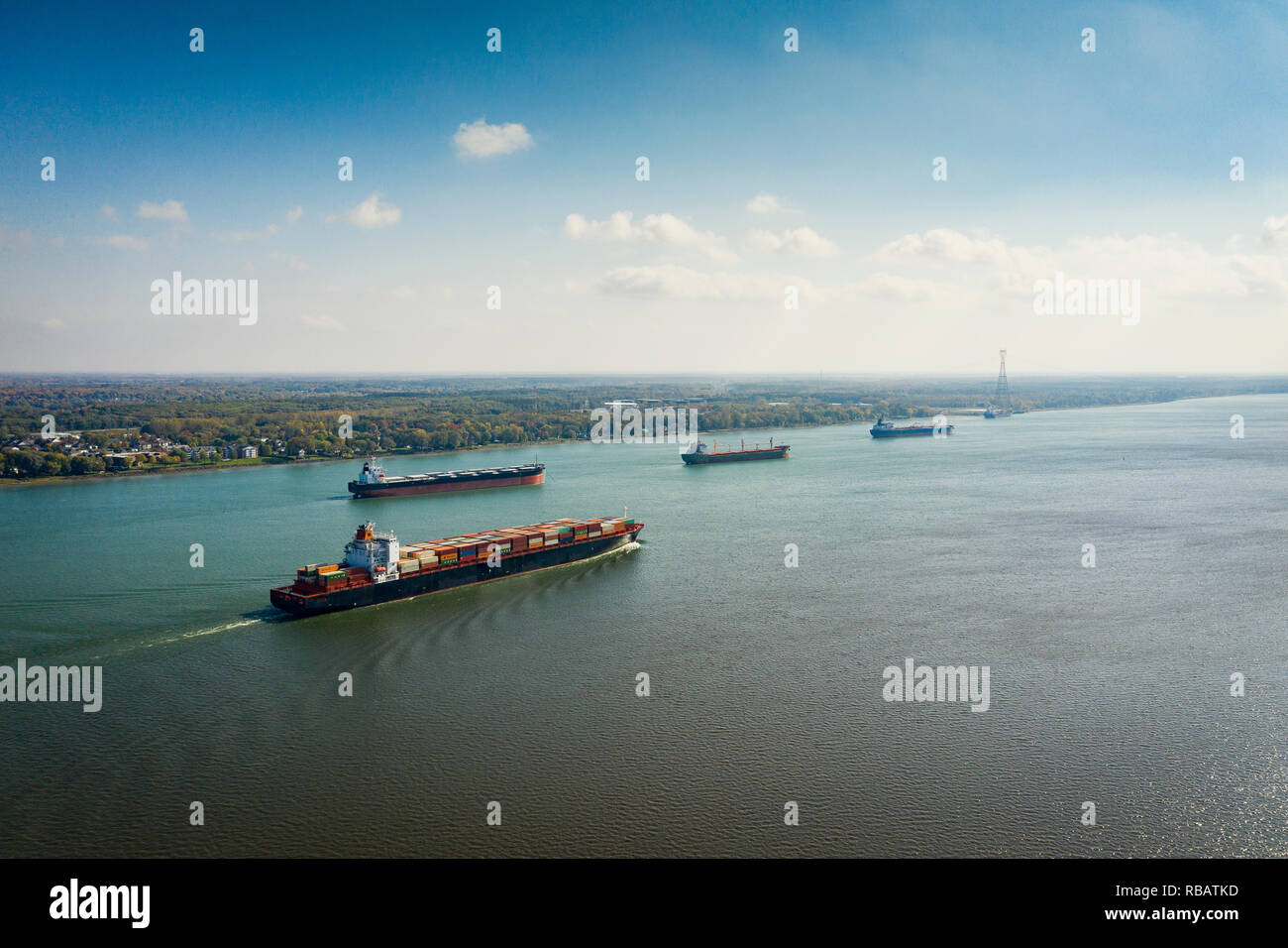 Vista aerea di una nave portacontainer andando a monte del fiume San Lorenzo vicino al porto di Montreal in Canada Foto Stock