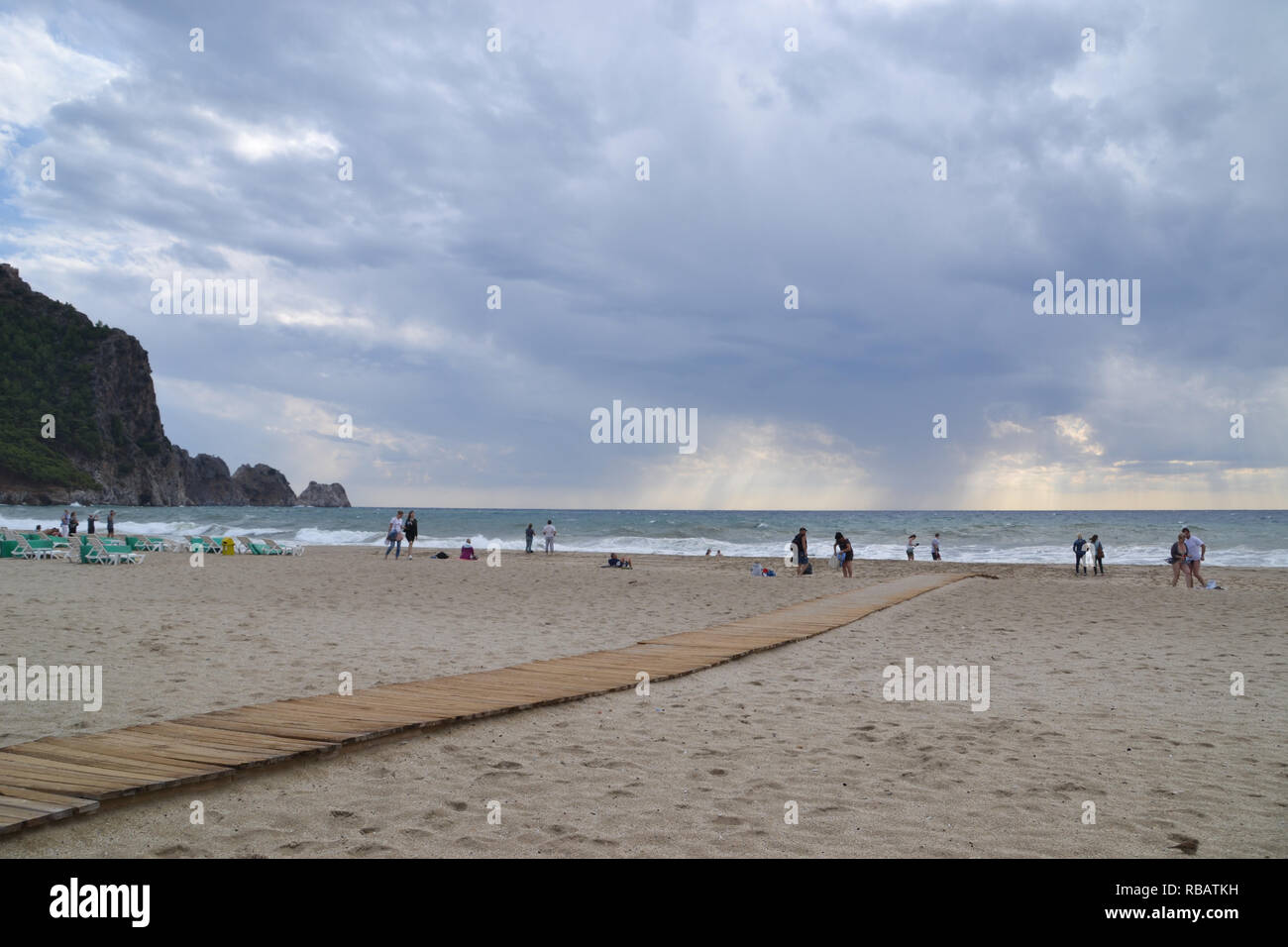 Alanya Turchia ottobre 25, 2018: giorno nuvoloso sulla spiaggia di Cleopatra in Alanya, Turchia, gente sulla spiaggia a fare le attività per il tempo libero Foto Stock