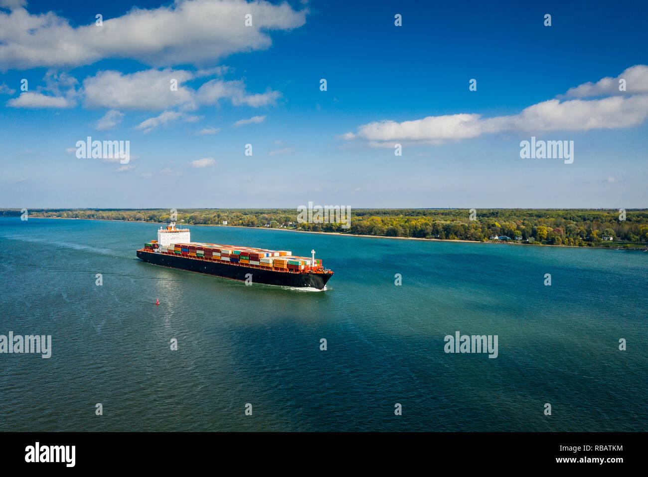 Vista aerea di una nave portacontainer andando a monte del fiume San Lorenzo vicino al porto di Montreal in Canada Foto Stock