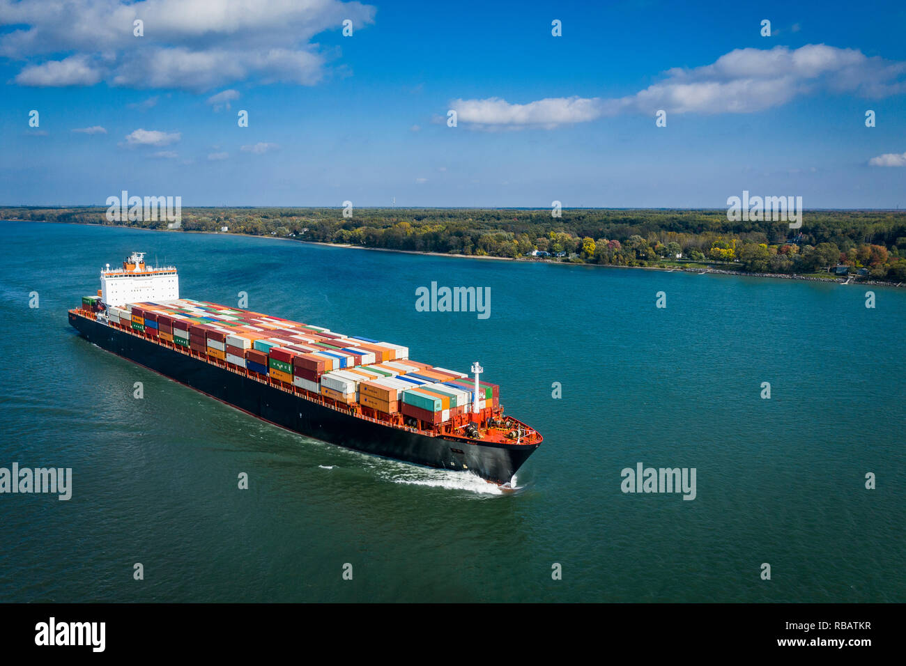 Vista aerea di una nave portacontainer andando a monte del fiume San Lorenzo vicino al porto di Montreal in Canada Foto Stock